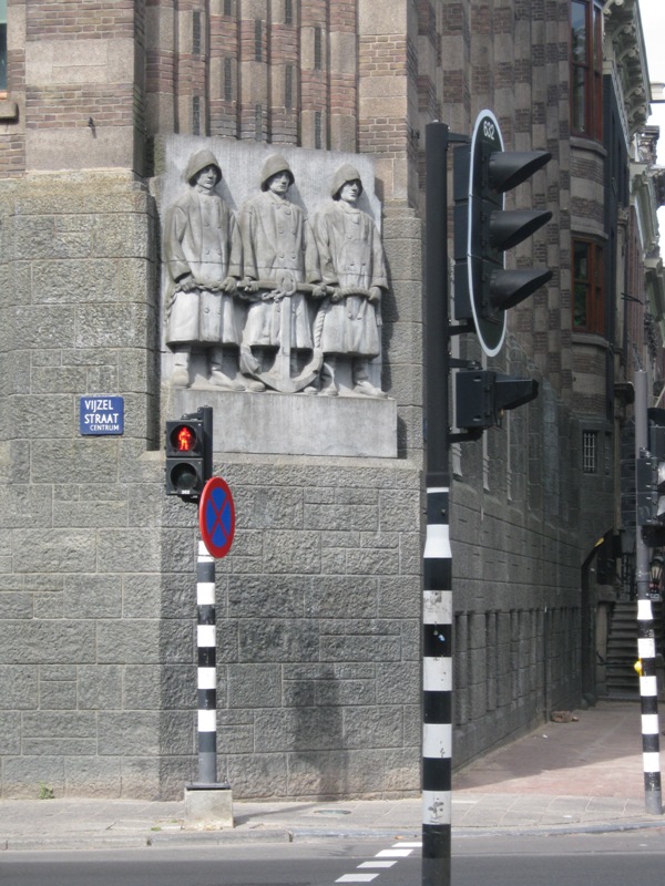 Три моряка на одном из перекрестков Амстердама