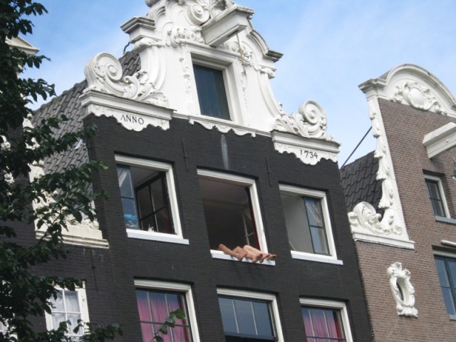 Если поднять глаза, в окнах тоже можно увидеть много интересного - вот такое "четвероногое счастье". Правда, есть ли там женские ноги, непонятно.