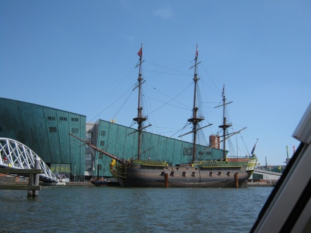 Корабль 18-го века возле музея мореплавания