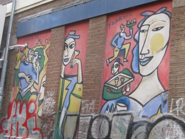 Граффити на стенах клуба для голубых в Амстердаме - или для тех, кто только собирается отведать сладость греха. На всякий случай я держалась от него подальше...