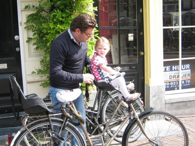 Дети - самое привилегированное сословие жителей Амстердама. Это маленькие боги! И богини...