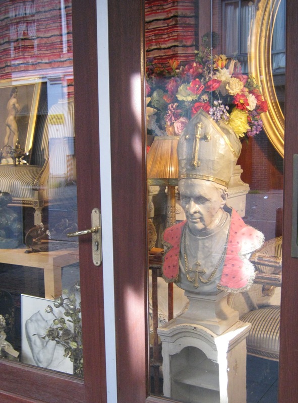 Когда-то этот епископ был коварен и грозен, а теперь он украшает витрину. Или, вернее, он ее озадачивает - такой мощный скульптурный портрет встретишь не часто.