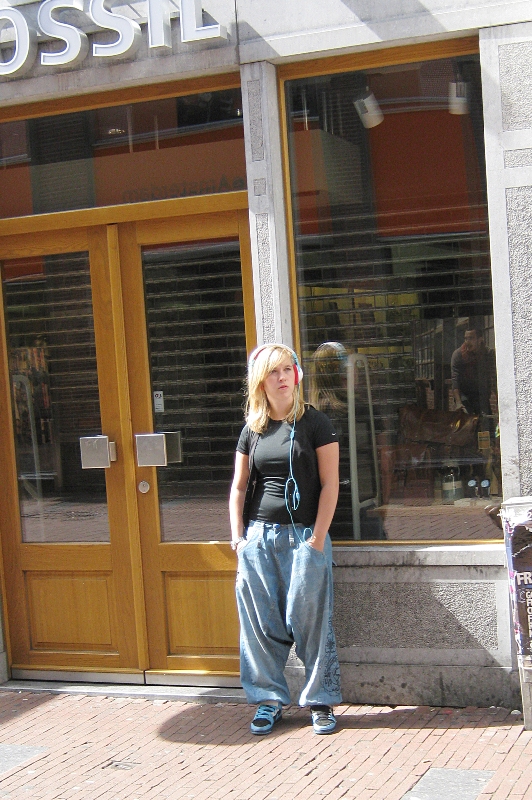 Этой девушке плевать на моду - но надо сказать, она и так подкупает своим независимым видом. У нас таких почти и не встретишь...